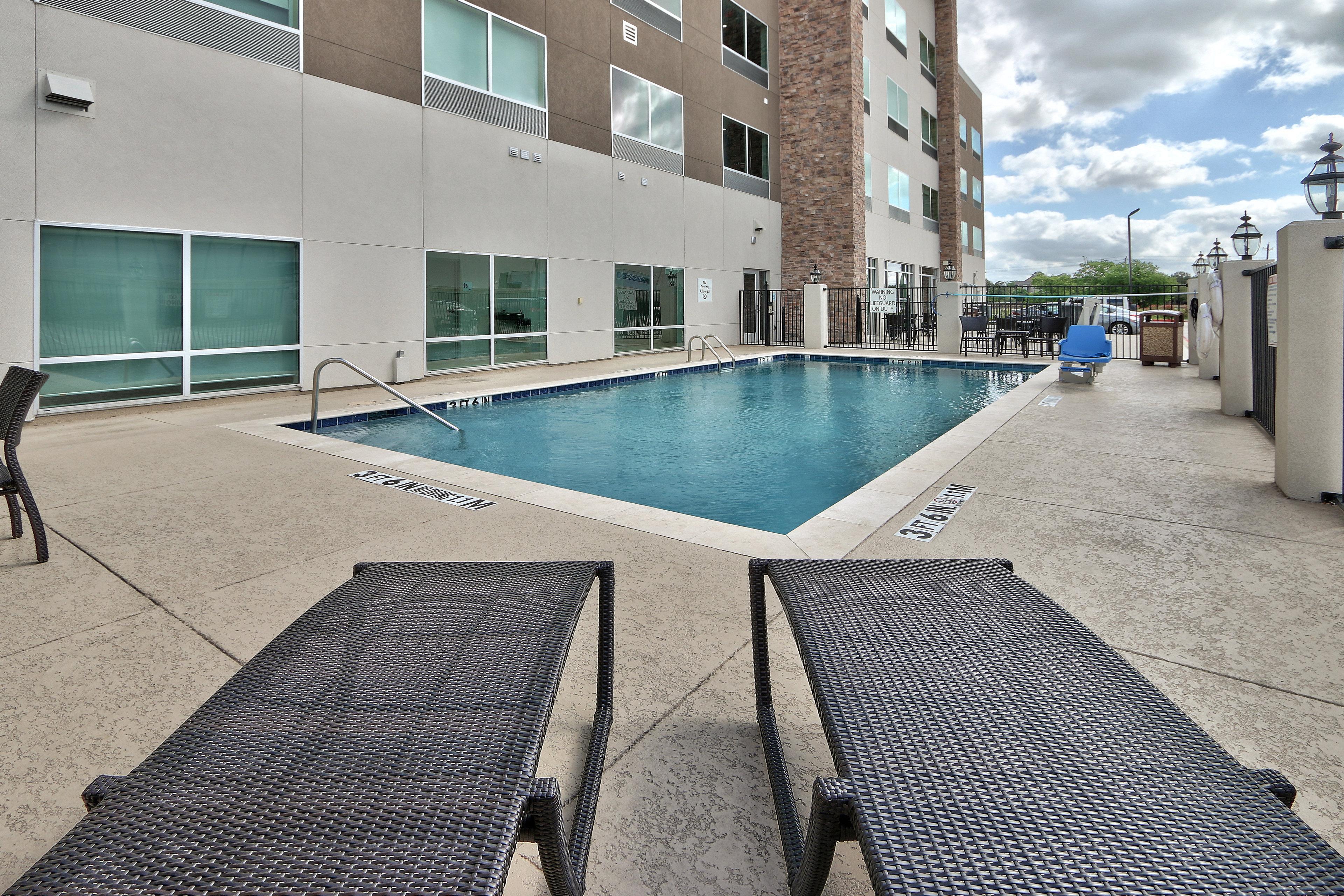 Holiday Inn Express & Suites - Houston East - Beltway 8 By Ihg Cloverleaf Экстерьер фото