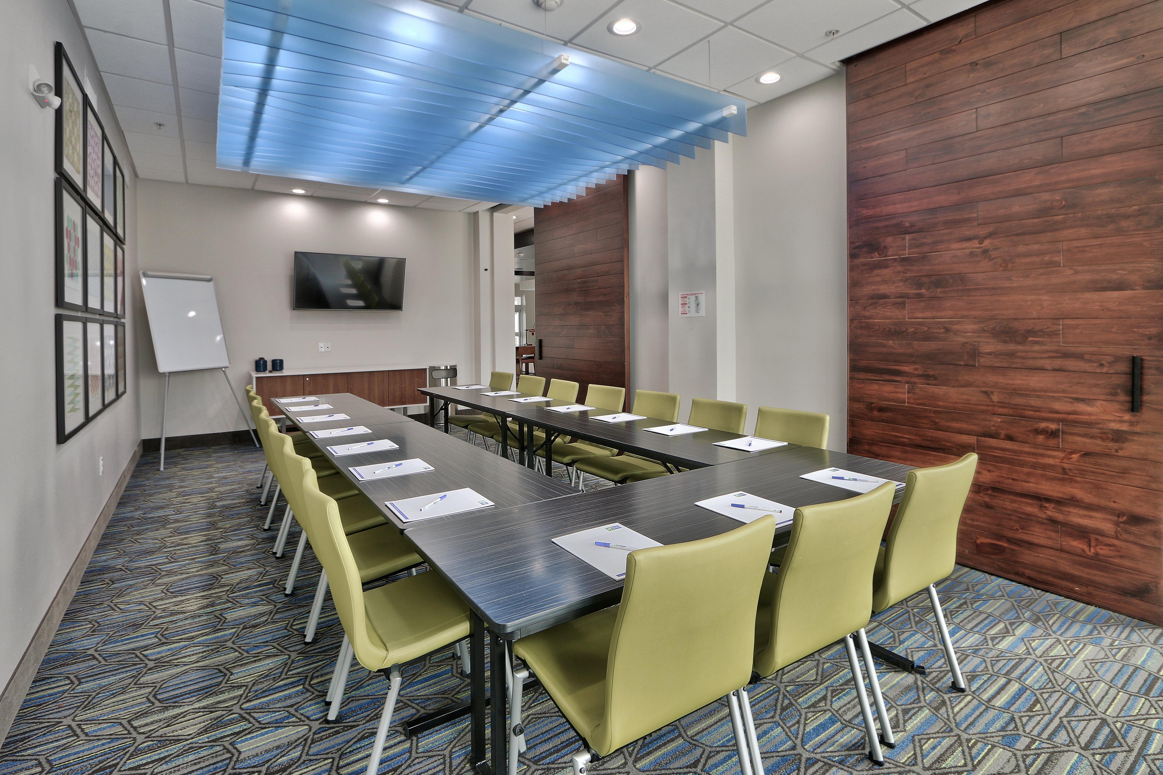Holiday Inn Express & Suites - Houston East - Beltway 8 By Ihg Cloverleaf Экстерьер фото